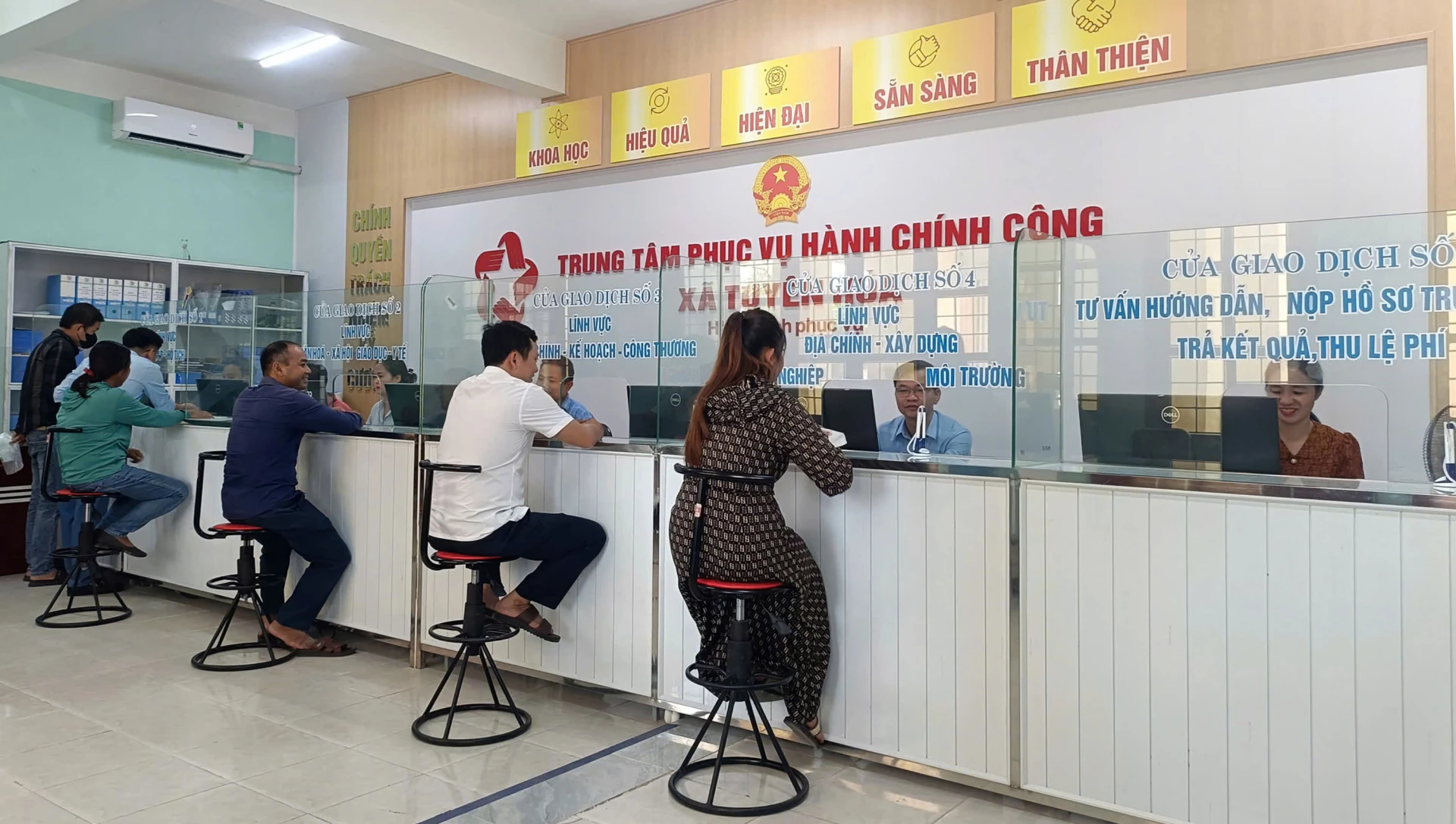 Trung tâm Phục vụ hành chính công xã Tuyên Hóa bước đầu phát huy hiệu quả tích cực - Ảnh: N.M