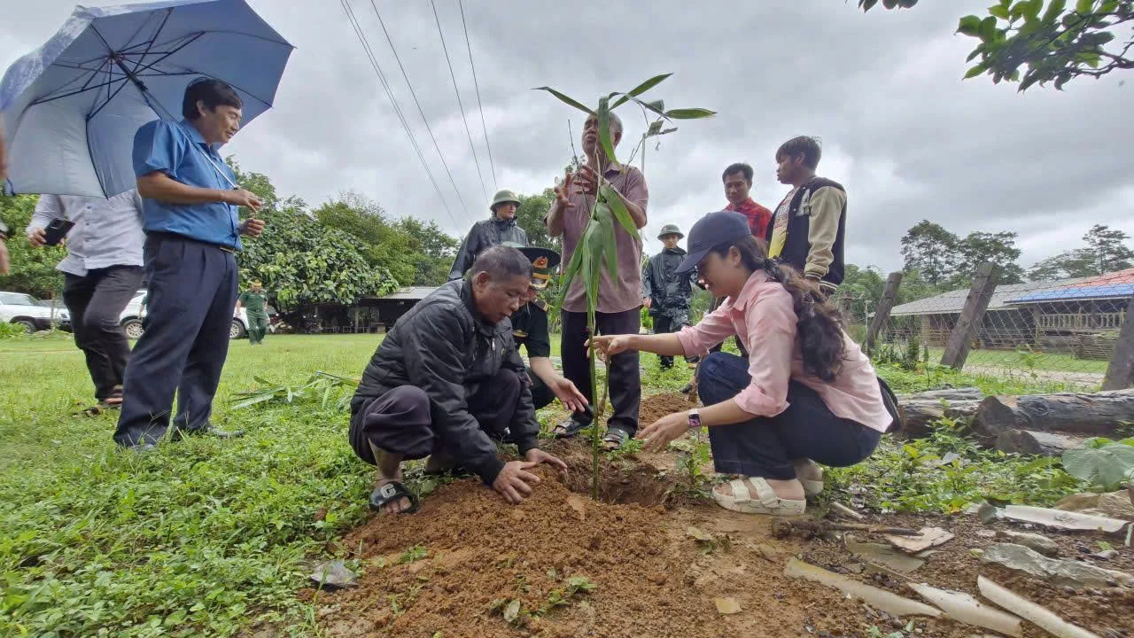 Cán bộ Sở Nông nghiệp và Môi trường và Bộ đội Biên phòng tỉnh Quảng Trị hướng dẫn kỹ thuật trồng tre điền trúc cho người dân  - Ảnh: X.P