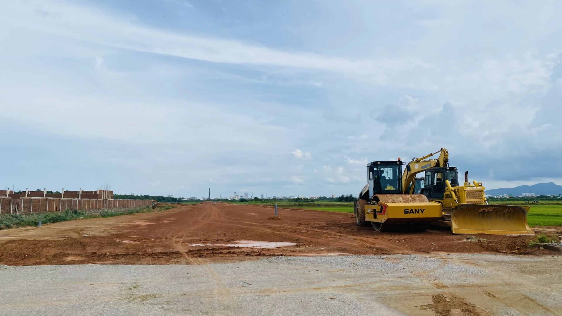 Dự án “Hệ thống đường nối từ trung tâm thành phố Đồng Hới (cũ) đi sân bay Đồng Hới” có tiến độ xây lắp mới đạt 25% khối lượng hợp đồng - Ảnh: T.L