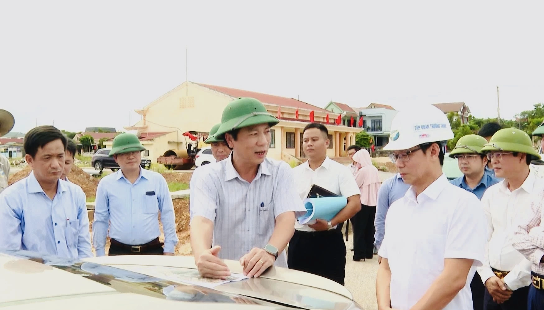 Đồng chí Phó Chủ tịch Thường trực UBND tỉnh Hoàng Nam yêu cầu các đơn vị, địa phương phối hợp nhịp nhàng, từng bước tháo gỡ vướng mắc để Dự án hoàn thành đúng tiến độ - Ảnh: T.L