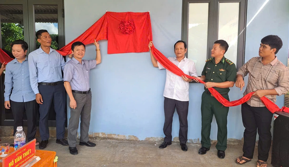 Ảnh: Chính quyền địa phương và các đơn vị chức năng khánh thành, bàn giao nhà ở cho hộ nghèo xã Kim Ngân - Ảnh: N.H