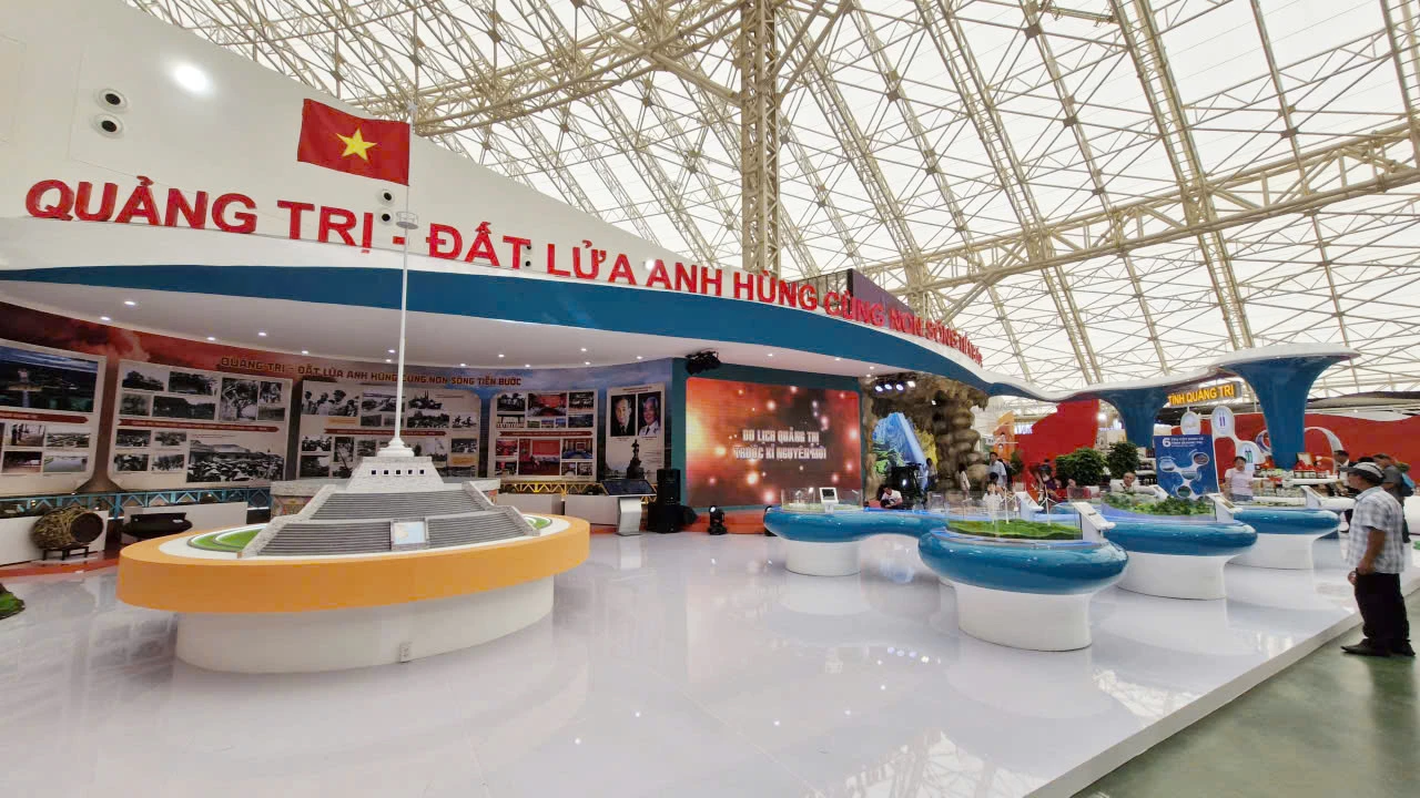 <p style="text-align: left;">Với chủ đề "Quảng Trị-đất lửa anh hùng cùng non sông tiến bước", không gian triển lãm là dịp để giới thiệu những thành tựu nổi bật trên các lĩnh vực kinh tế, văn hóa-xã hội, quốc phòng-an ninh;&nbsp;đồng thời tôn vinh giá trị lịch sử, truyền thống cách mạng và bản sắc văn hóa đặc sắc của mảnh đất và con người Quảng Trị anh hùng.</p><div><table align="center" class="image center cke_show_border"><tbody><tr><td><img alt="fgc" hideclass="" data-cke-saved-src="/file/2c97e081942a2a4401942a2ce33c0003/082025/dsc09357_20250828174628.jpg" src="/file/2c97e081942a2a4401942a2ce33c0003/082025/dsc09357_20250828174628.jpg" style="float: center"></td></tr><tr><td class="desc" style="text-align:center">Phó Bí thư Tỉnh ủy, Chủ tịch UBND tỉnh Trần Phong thăm không gian triển lãm của tỉnh Quảng Trị tại thủ đô Hà Nội.</td></tr></tbody></table></div><div><table align="center" class="image center cke_show_border"><tbody><tr><td><img alt="" hideclass="" data-cke-saved-src="/file/2c97e081942a2a4401942a2ce33c0003/082025/z6954200012098_b2b2beee754f8f62e5c72bea36340636_20250828174347.jpg" src="/file/2c97e081942a2a4401942a2ce33c0003/082025/z6954200012098_b2b2beee754f8f62e5c72bea36340636_20250828174347.jpg" style="float: center"></td></tr><tr><td class="desc" style="text-align:center"><br></td></tr></tbody></table></div>