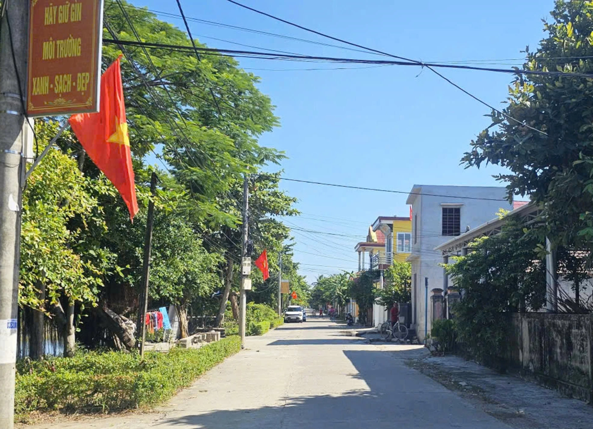 Tuyến đường xanh-sạch-đẹp ở thôn Quảng Xá, xã Ninh Châu - Ảnh: L.C