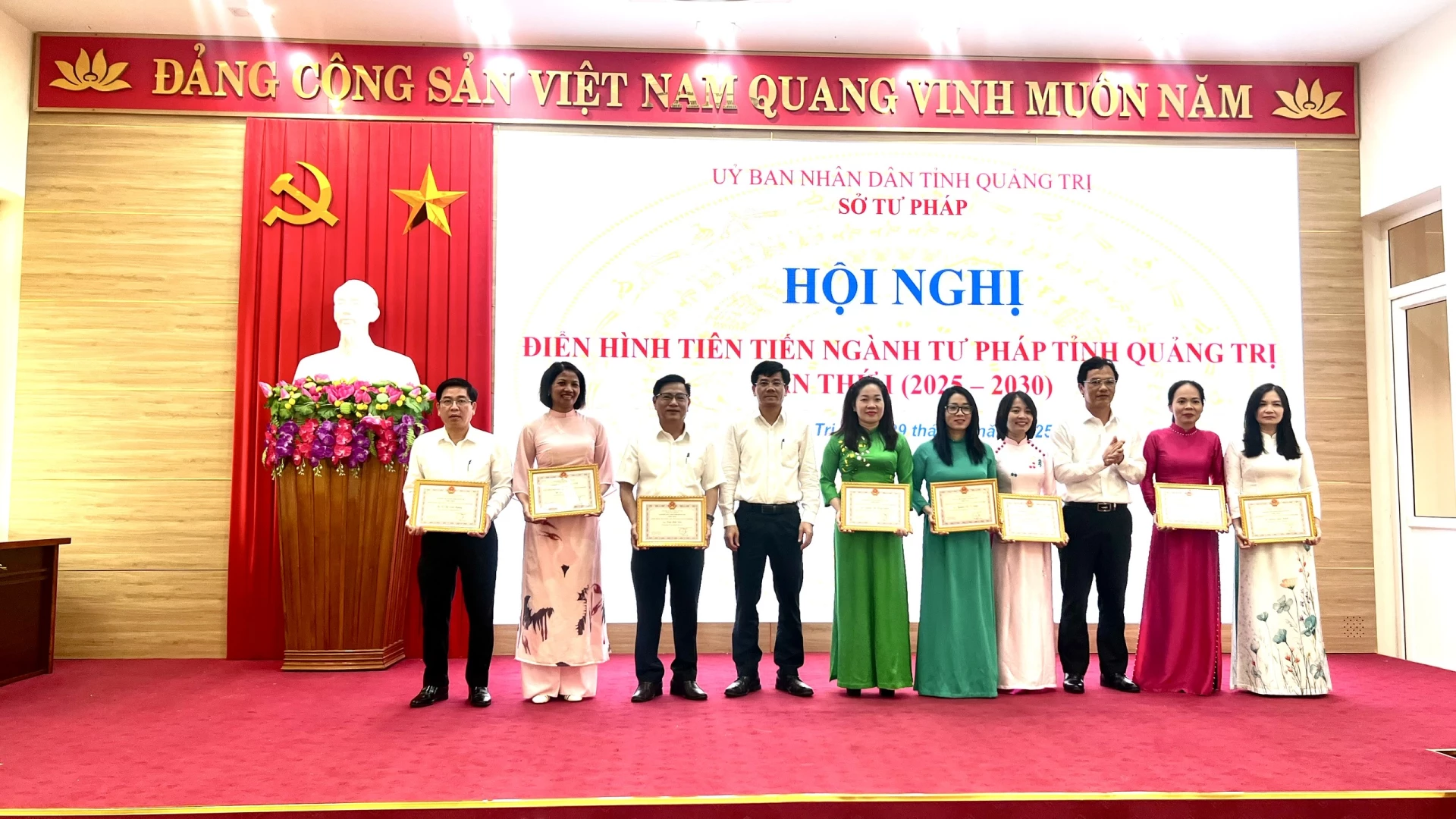 Đồng chí Trần Chí Tiến - Giám đốc Sở Tư pháp trao công nhận cho cá nhân điển hình tiên tiến cấp cơ sở giai đoạn 2020 – 2025