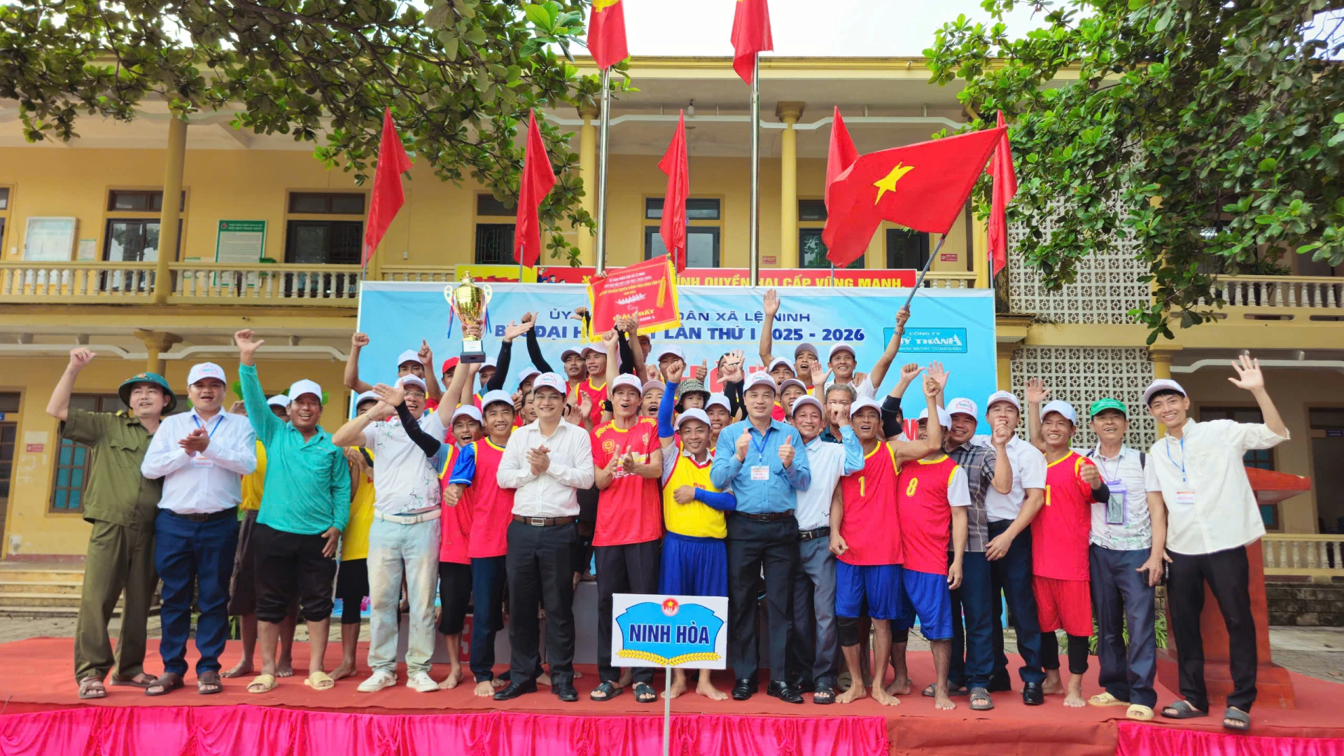Ban Tổ chức trao giải cho thuyền bơi đoạt thành tích cao - Ảnh: N.H 
