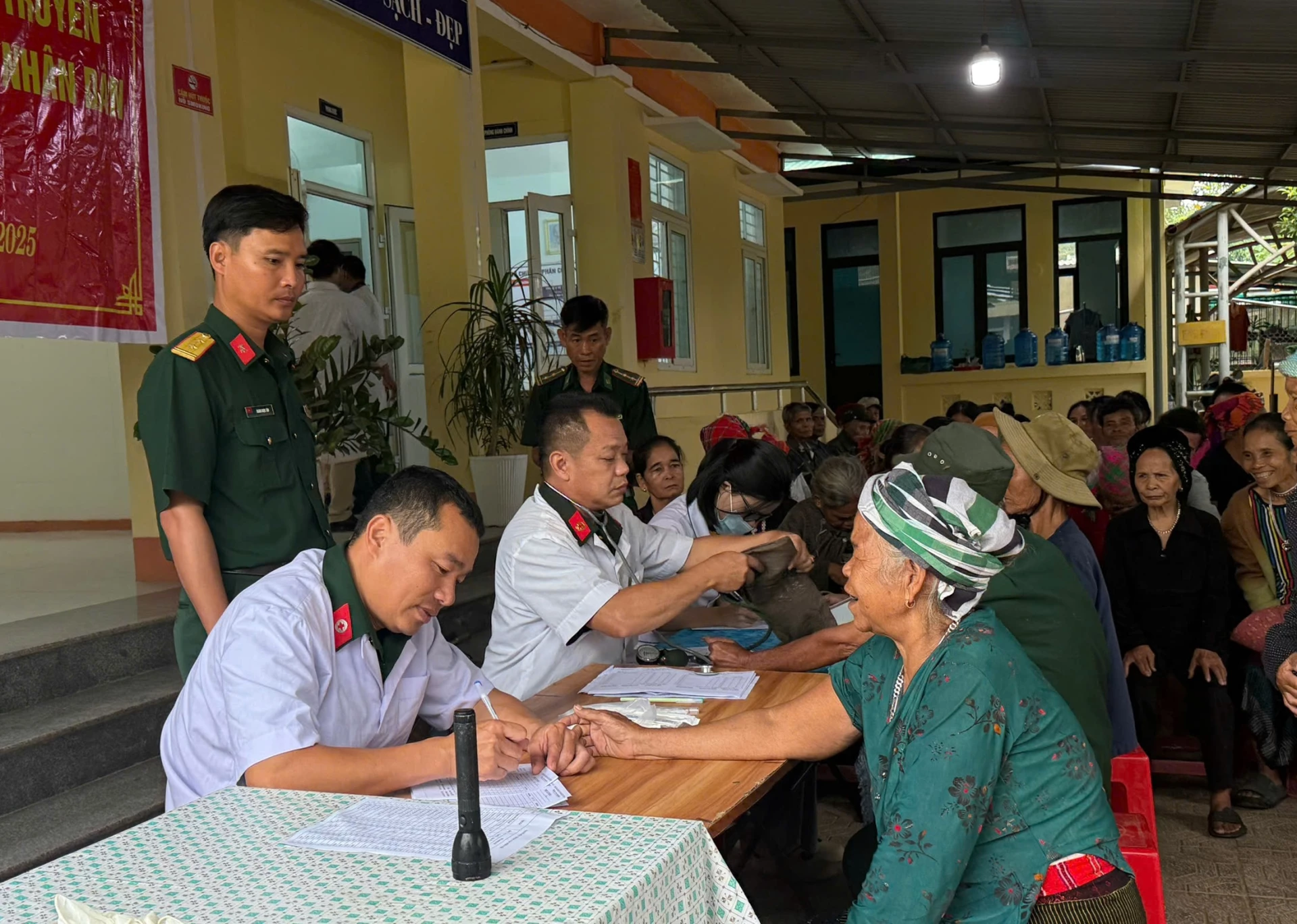 Hơn 1.300 người dân miền núi phía Nam Quảng Trị được khám bệnh miễn phí - Ảnh: L.T