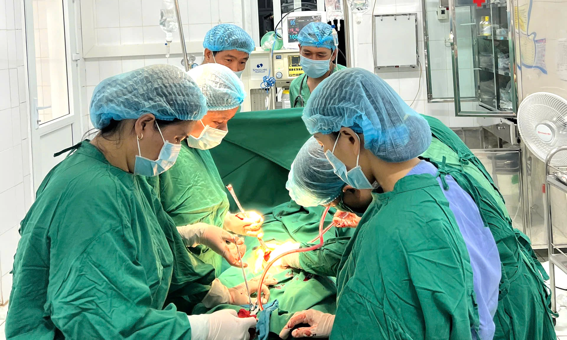 Các y bác sỹ đang phẩu thuật cho bệnh nhân.