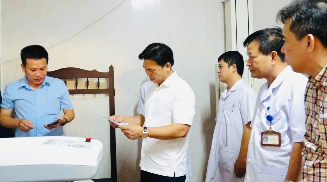  Đoàn kiểm tra làm việc tại Trung tâm Khám bệnh, chữa bệnh và chăm sóc sức khỏe cán bộ tỉnh -Ảnh M.N.