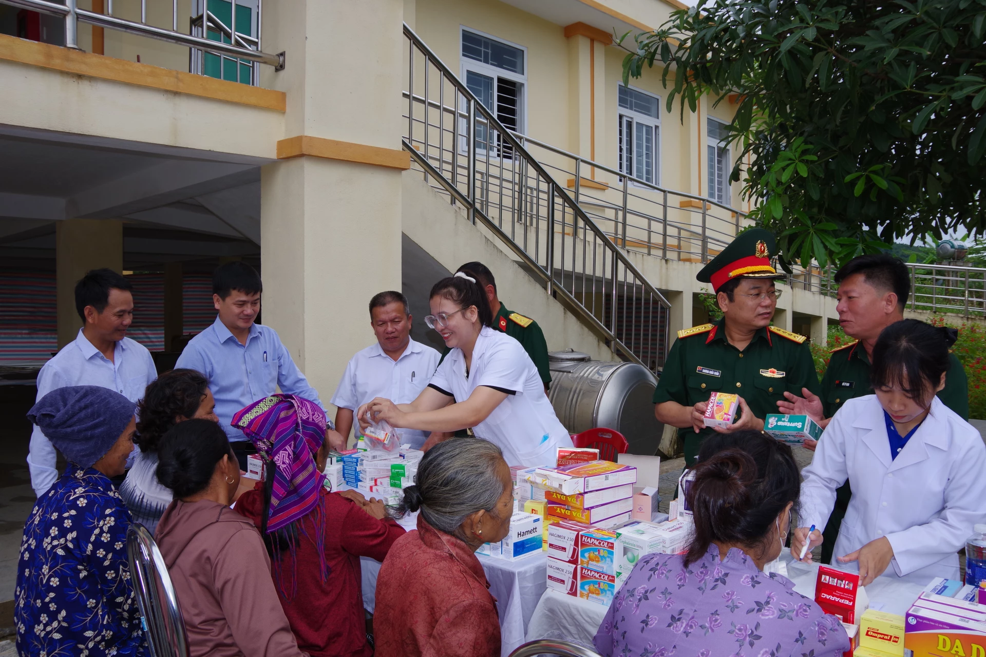 Ngoài khám bệnh, tư vấn thì người dân được Bệnh xá Quân dân y Đoàn KT-QP 337 cấp phát thuốc miễn phí - Ảnh: L.T
