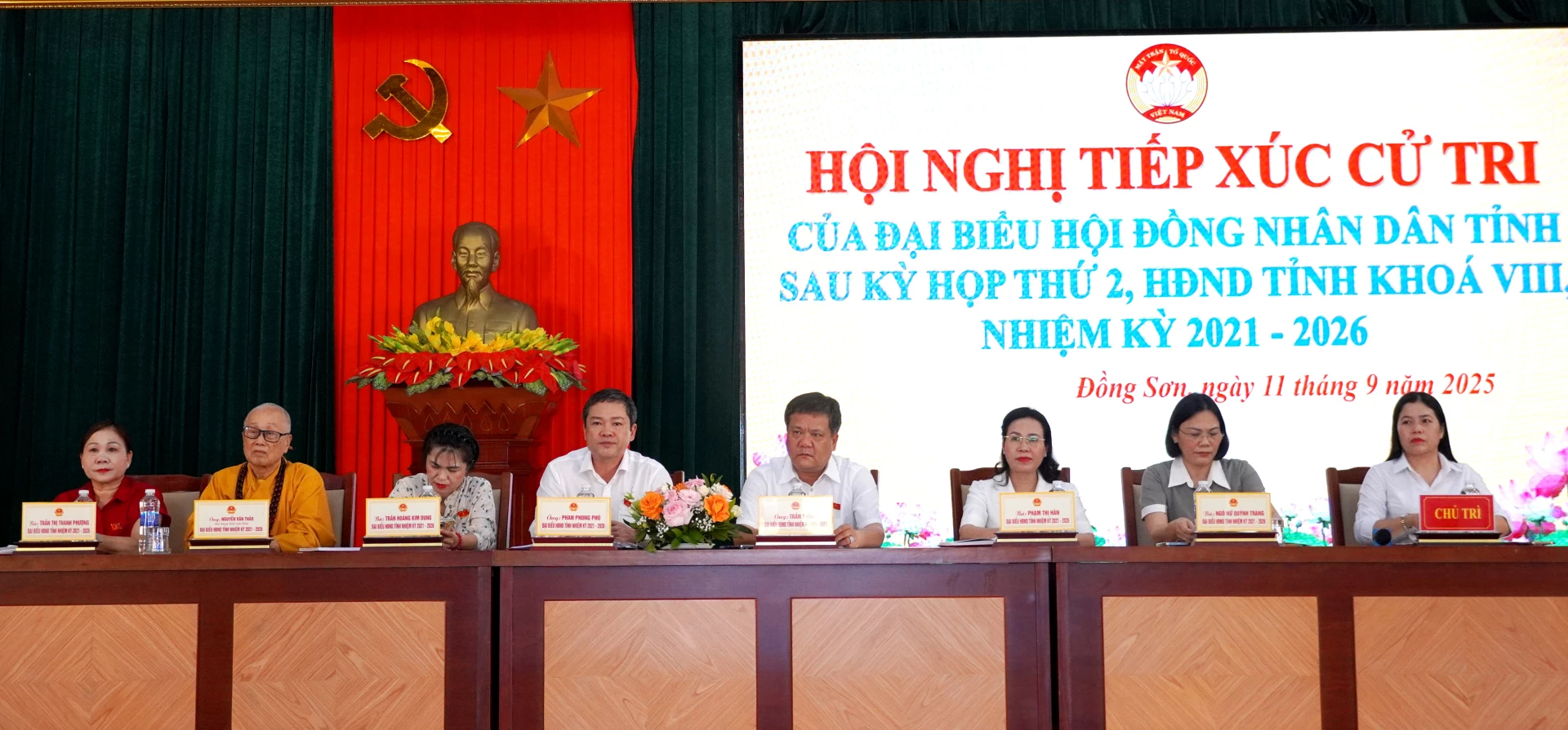 Chủ tịch UBND tỉnh Trần Phong và các đại biểu HĐND tỉnh tiếp xúc cử tri tại phường Đồng Sơn - Ảnh: Trung Đức