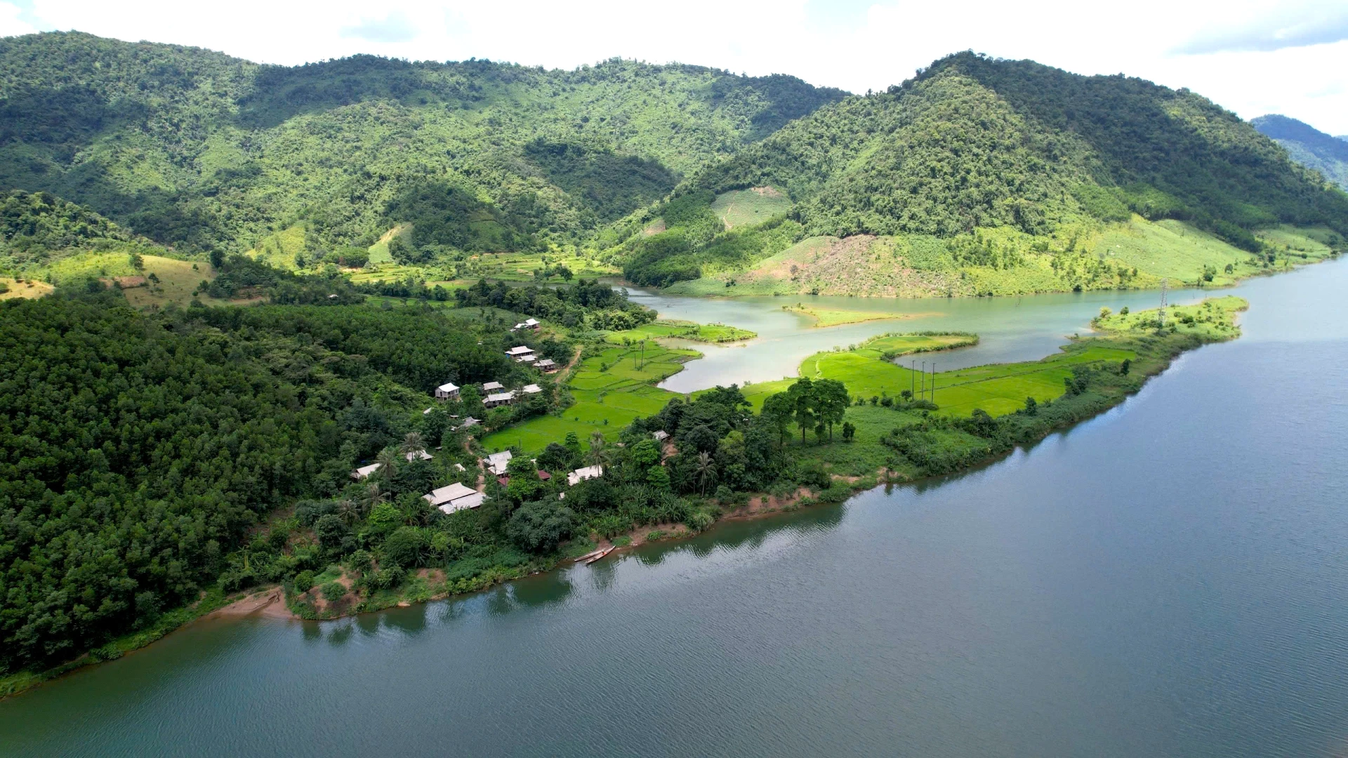 Bản Vôi có 22 hộ dân thuộc thôn Trại Cá sống lâu đời đối diện đường Hồ Chí Minh nhánh Tây bởi con sông Đakrông - Ảnh: L.T