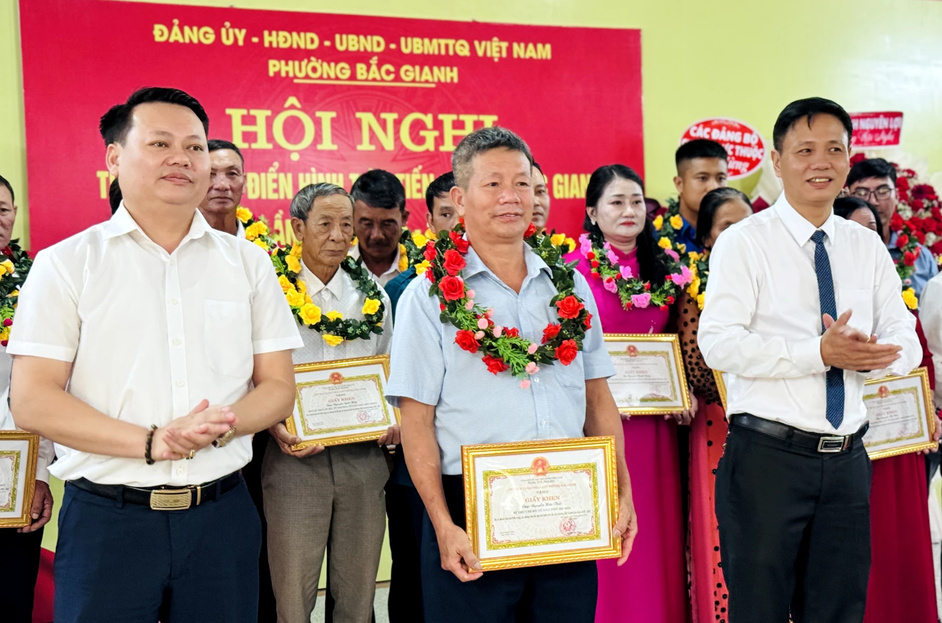 Biểu dương, khen thưởng 26 cá nhân điển hình trong phong trào thi đua yêu nước, giai đoạn 2020-2025 - Ảnh: Quang Ngọc