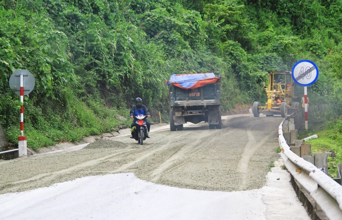 Người dân “kêu trời” vì bụi từ cải tạo đường Hồ Chí Minh