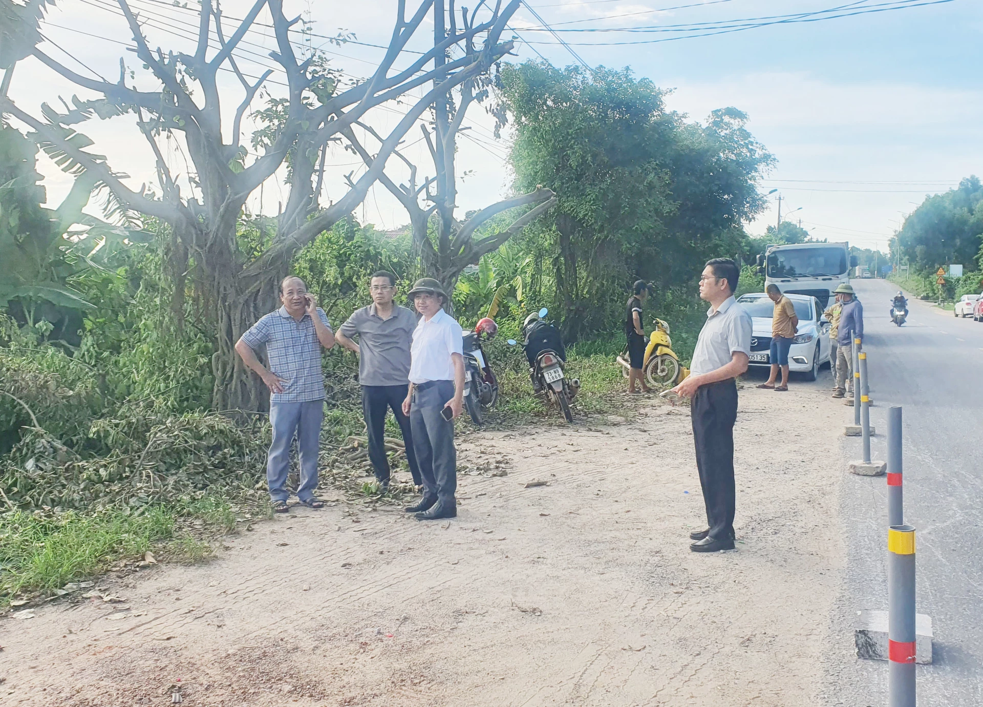 Lãnh đạo Sở Tài chính, Ban quản lý Dự án BIIG2 và UBND phường Đồng Sơn chứng kiến việc bàn giao mặt bằng thuận lợi cho đơn vị thi công- Ảnh: B.T