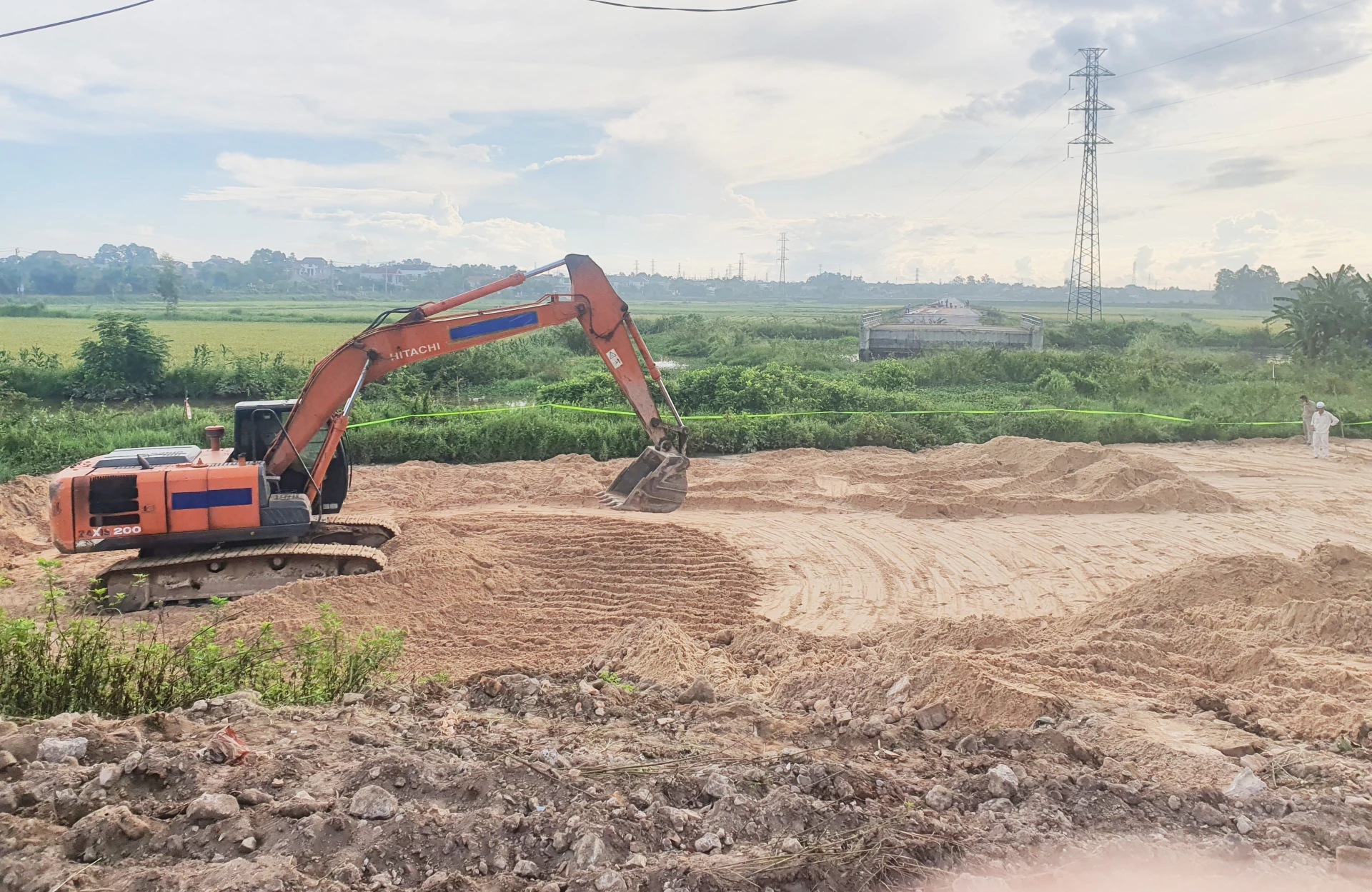 Ngay sau khi được UBND phường Đồng Sơn bàn giao mặt bằng, nhà thầu thi công đã triển khai thi công 3 ca- Ảnh: B.T