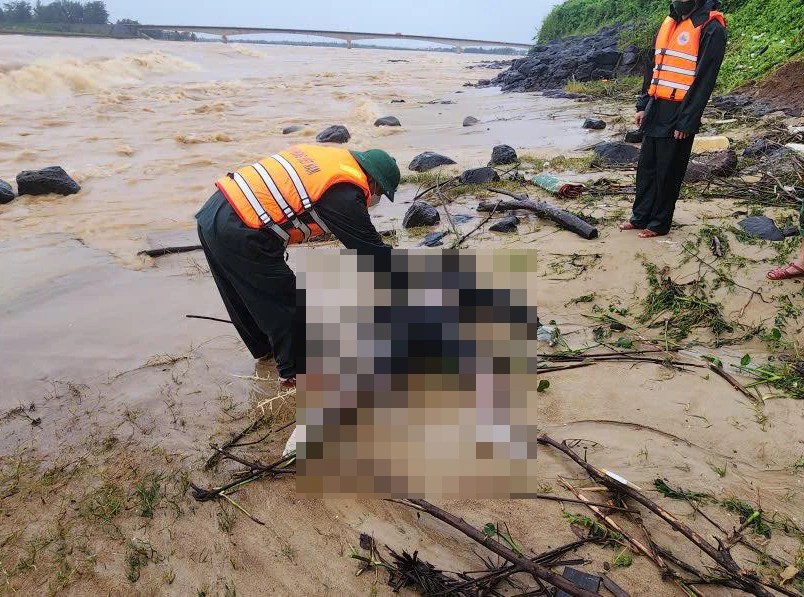 Thi thể nam giới được phát hiện trôi dạt vào bờ biển thuộc thôn An Hoà 1, xã Cửa Tùng - Ảnh: BBQT