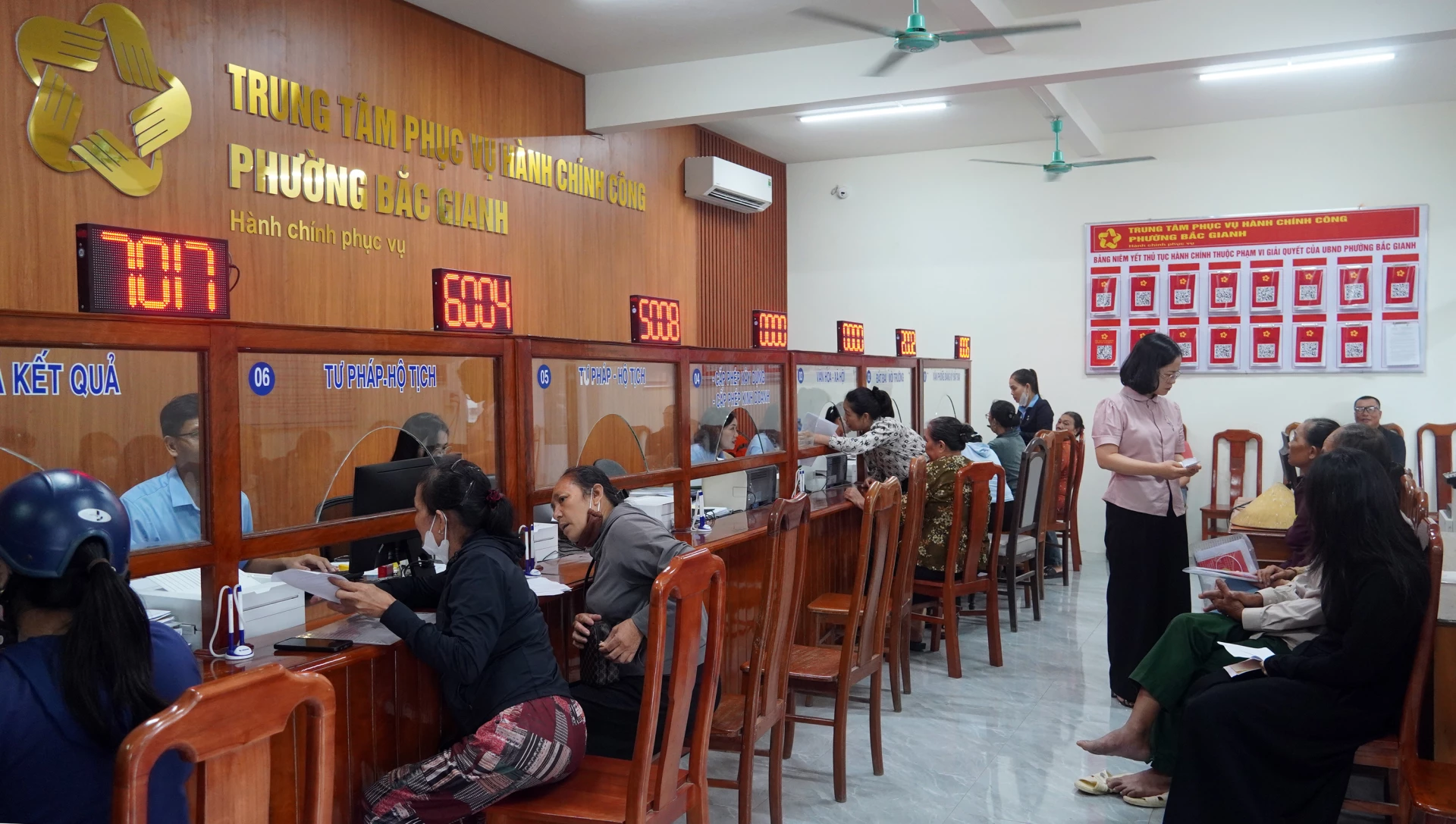 Trung tâm Phục vụ Hành chính công phường Bắc Gianh được đầu tư khang trang với các loại máy móc hiện đại - Ảnh: N.M