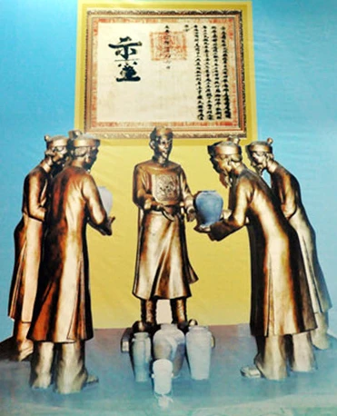 Tái hiện lại cảnh người dân Ái Tử dâng nước chúc mừng Chúa Nguyễn Hoàng lúc mới nhậm chức trấn thủ xứ Thuận Hóa - Ảnh: T.Long