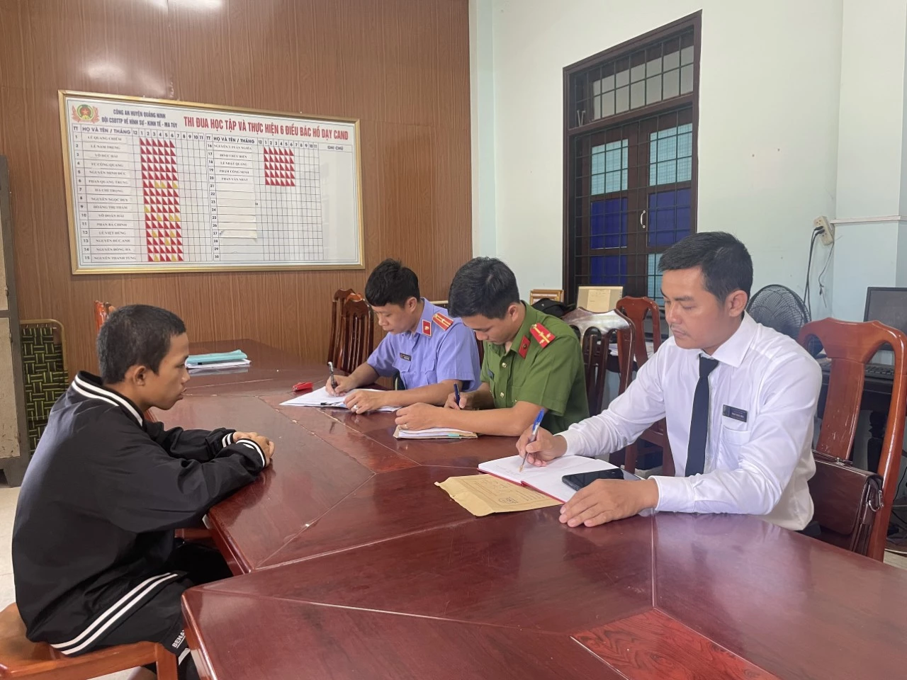 Trợ giúp viên pháp lý tham gia hỏi cung đối với người phạm tội là đồng bào dân tộc thiểu số  - Ảnh: T.L