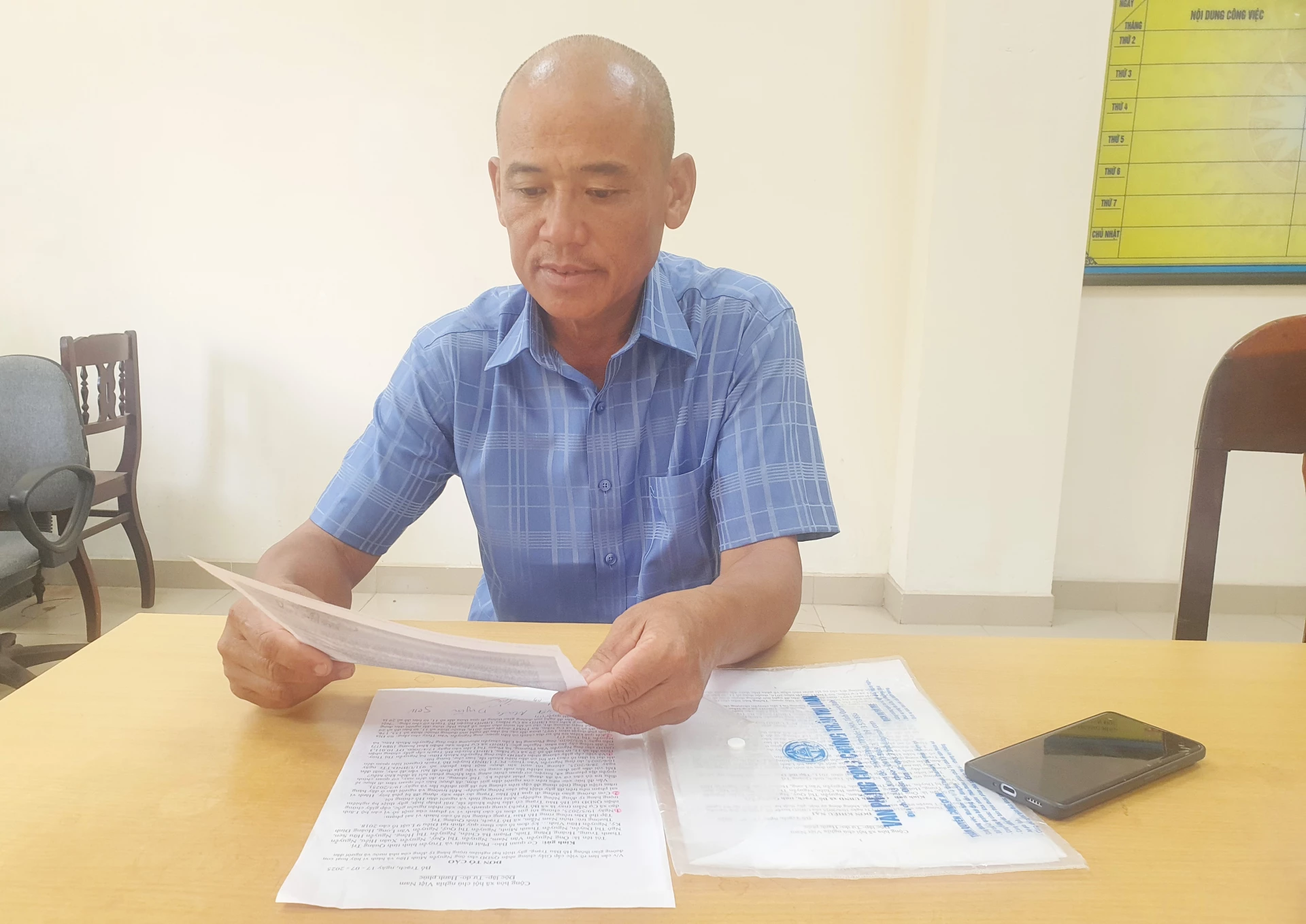 Người dân đến Báo và phát thanh, truyền hình Quảng Trị phản ánh việc xử lý đơn khiếu nại của chính quyền cấp xã -Ảnh: B.T