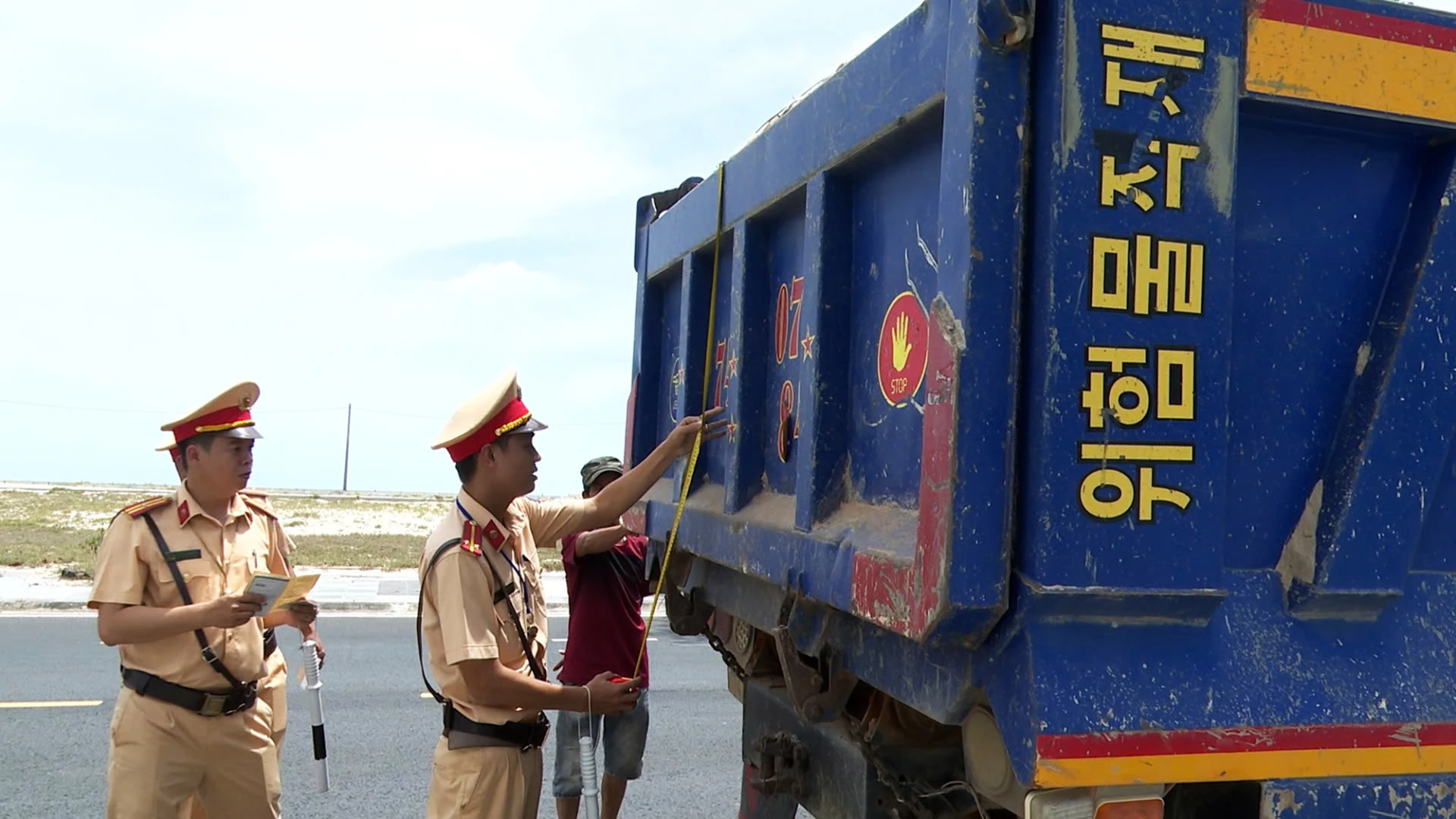  Việc xử lý nghiêm tình trạng xe quá khổ, quá tải góp phần bảo đảm trật tự an toàn giao thông - Ảnh: L.T