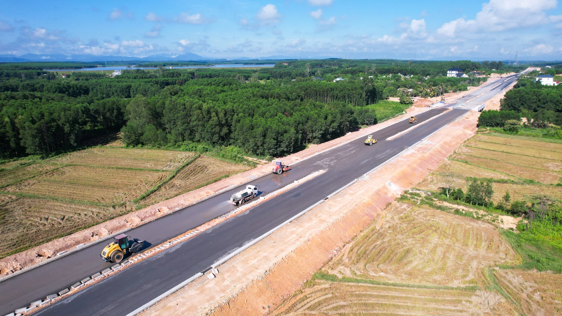 Thi công tuyến chính Hùng Vương tại km1+450 -Ảnh: L.T