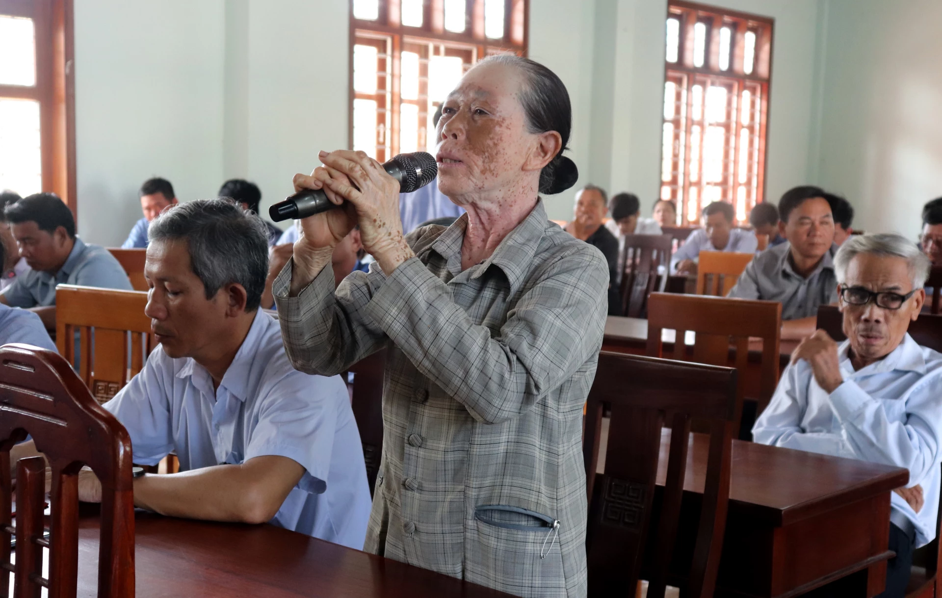 Cử tri xã Nam Cửa Việt kiến nghị với cử tri về chế độ cho gia đình có công - Ảnh: T.P
