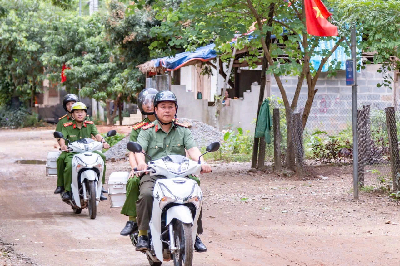 Lực lượng Công an xã Trường Sơn bám địa bàn bảo đảm an ninh trật tự - Ảnh: Q.V