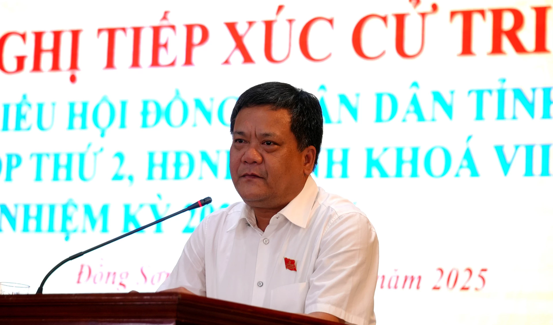Chủ tịch UBND tỉnh Trần Phong trả lời, làm rõ một số vấn đề mà cử tri quan tâm - Ảnh: Trung Đức