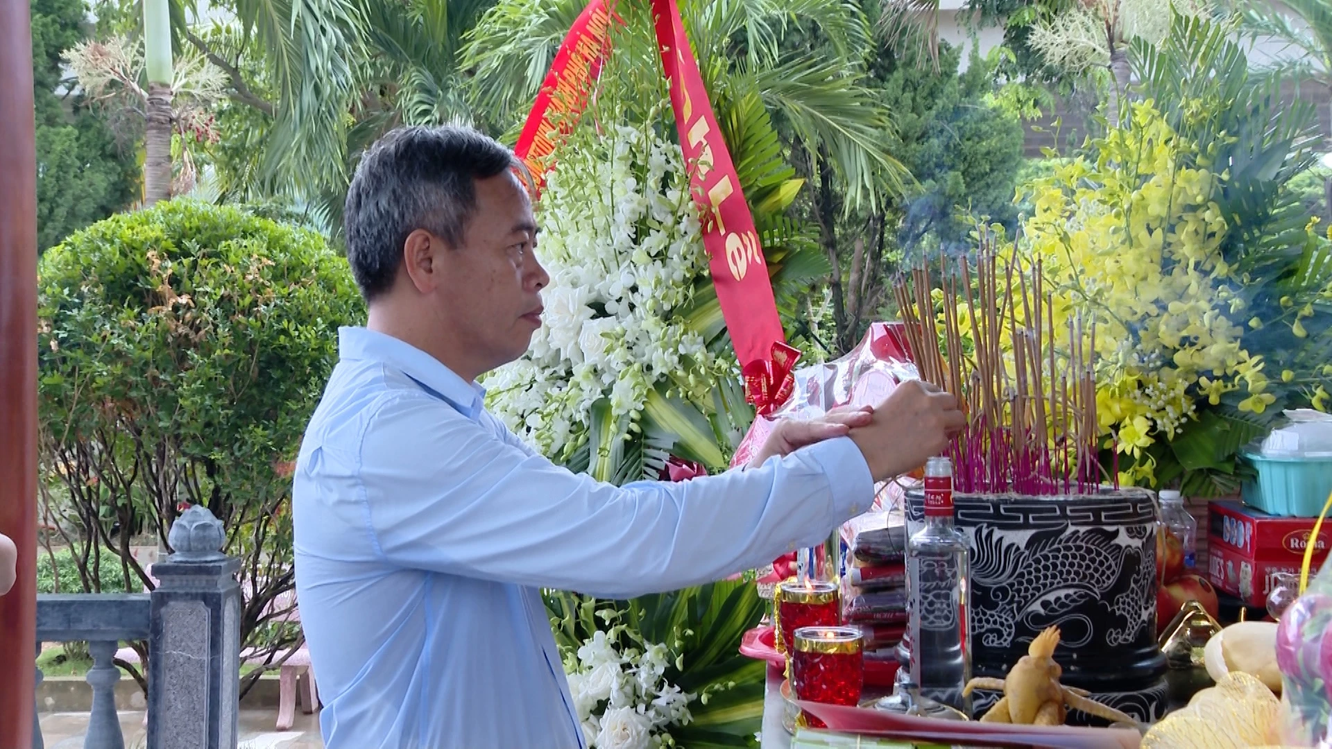Phó Bí thư Tỉnh ủy, Chủ tịch HĐND tỉnh Nguyễn Đăng Quang dâng hương - Ảnh: Biên Cương