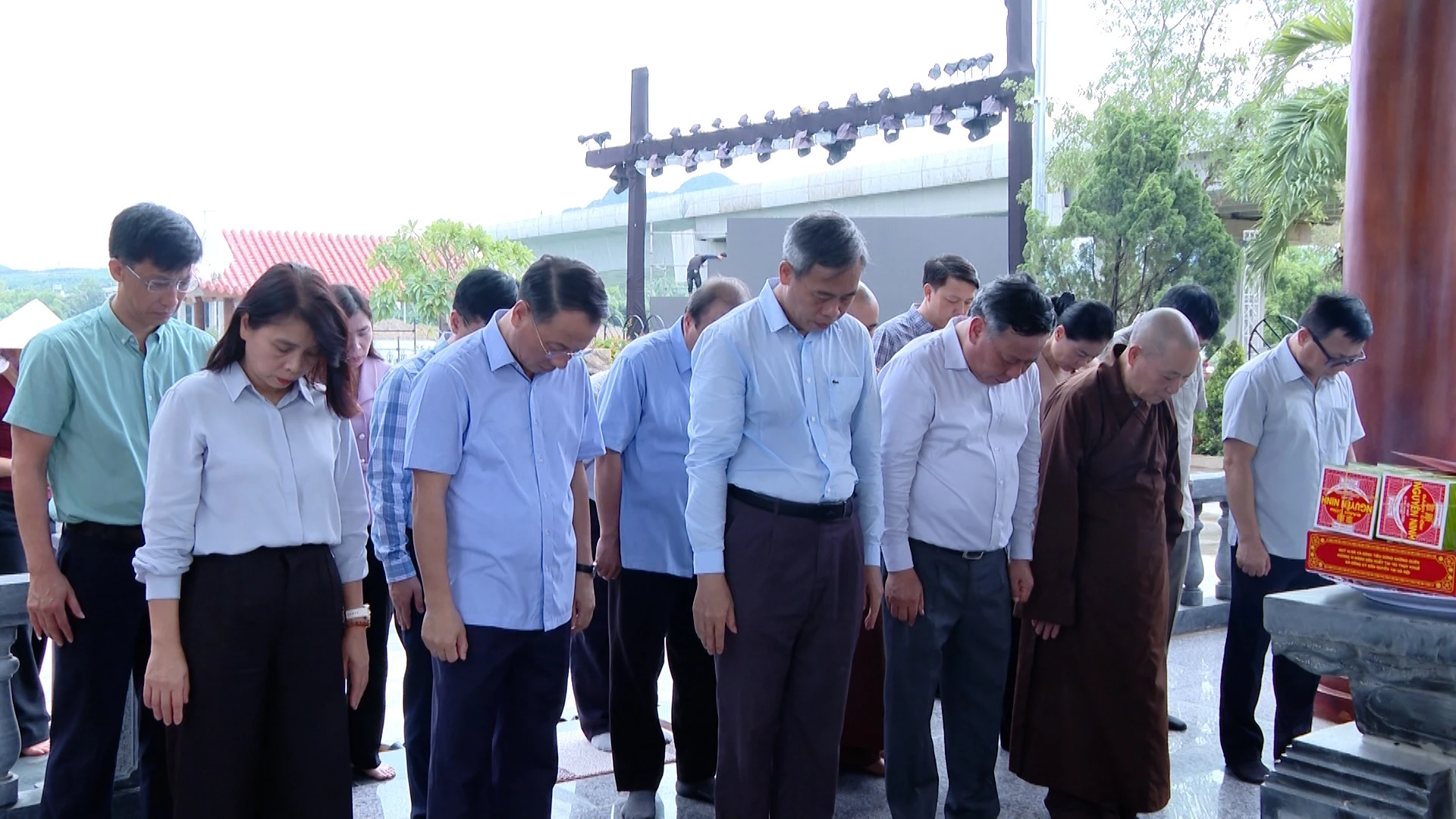 Đoàn dành phút mặc niệm tưởng nhớ, tri ân các Anh hùng liệt sỹ - Ảnh: Biên Cương