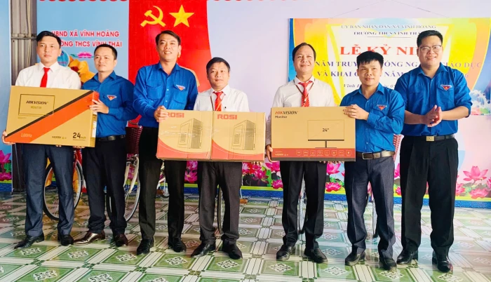 Trao tặng công trình “Thư viện thông minh” cho Trường THCS Vĩnh Thái