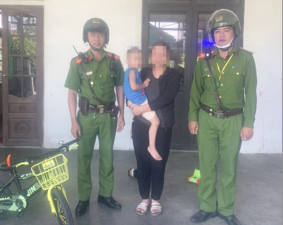 Công an phường Ba Đồn bàn giao cháu Q. cho gia đình - Ảnh:  QV