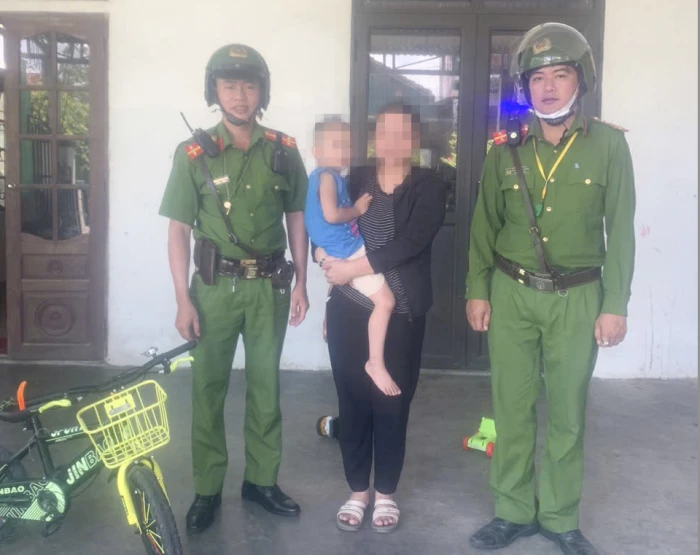 Công an phường Ba Đồn nhanh chóng tìm được gia đình cho bé trai đi lạc