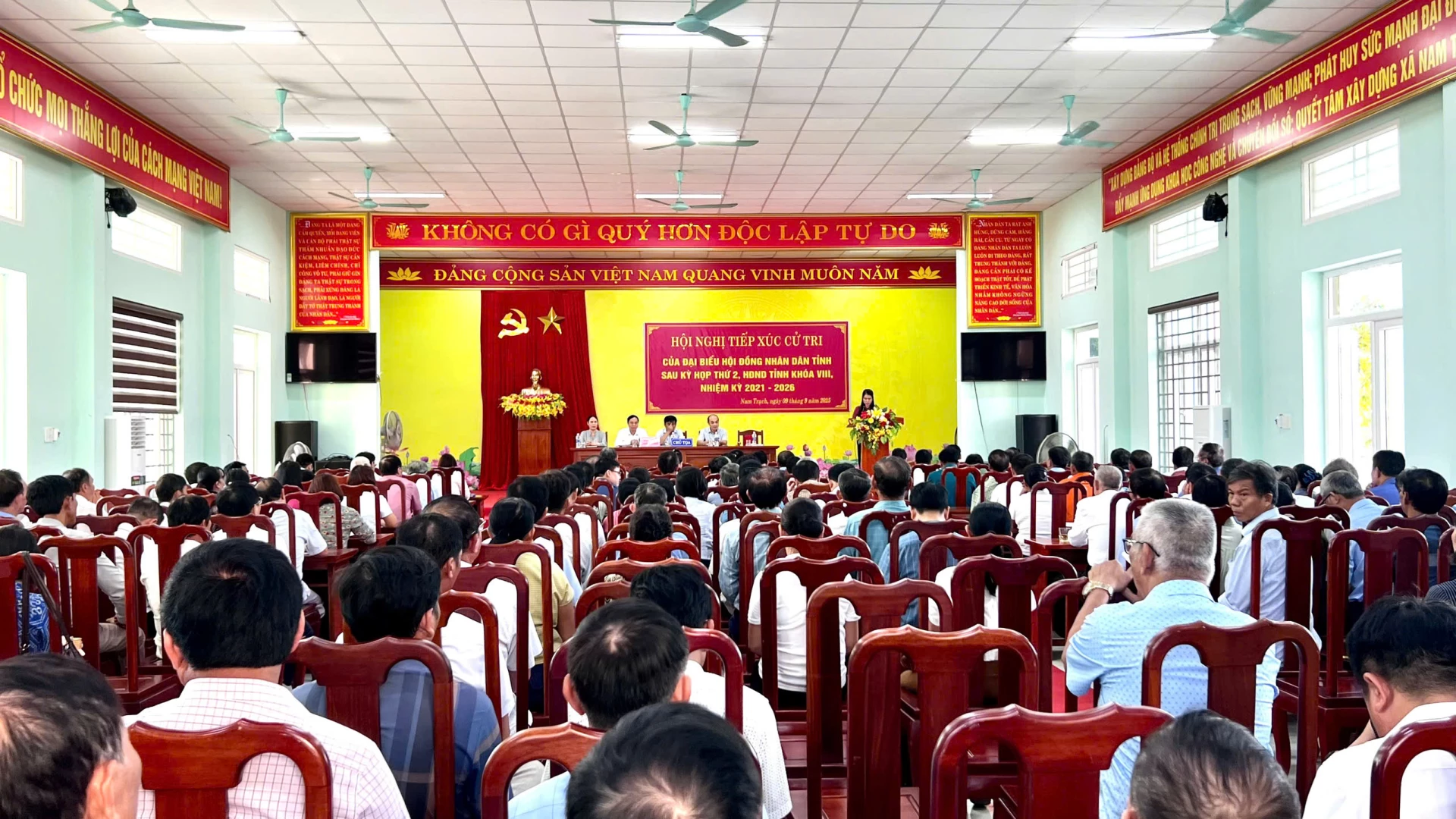 Quang cảnh buổi tiếp xúc cử tri
