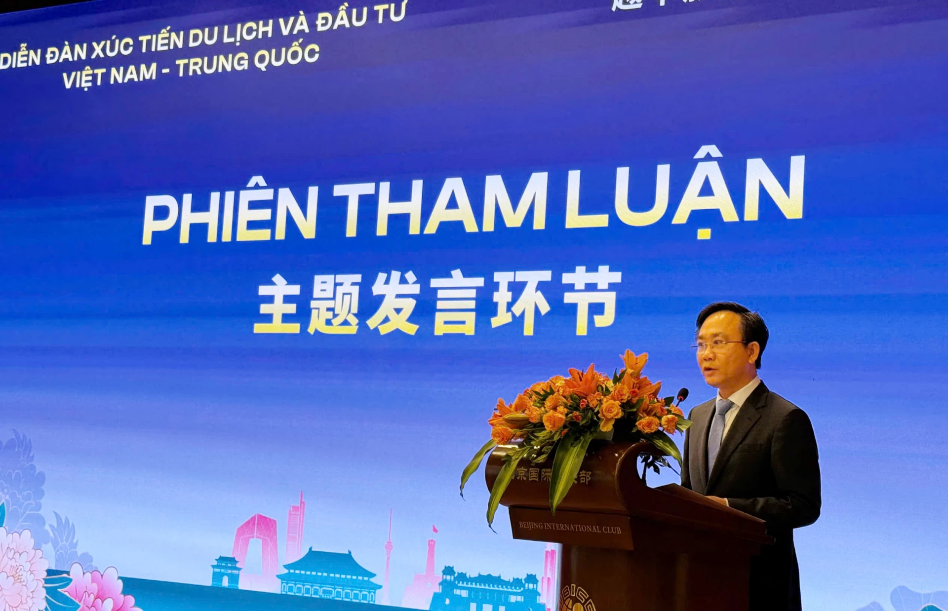 Phó Chủ tịch UBND tỉnh Hoàng Xuân Tân phát biểu tại diễn đàn - Ảnh: M.T