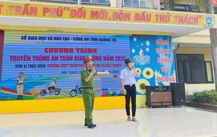 Tuyên truyền an toàn giao thông cho 1.200 cán bộ, giáo viên và học sinh