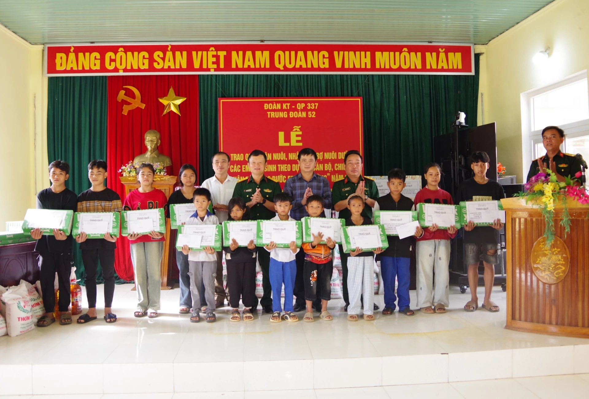 Lãnh đạo Trung đoàn 52 và UBND xã Hướng Lập trao quà cho học sinh nghèo - Ảnh: P.H.H 