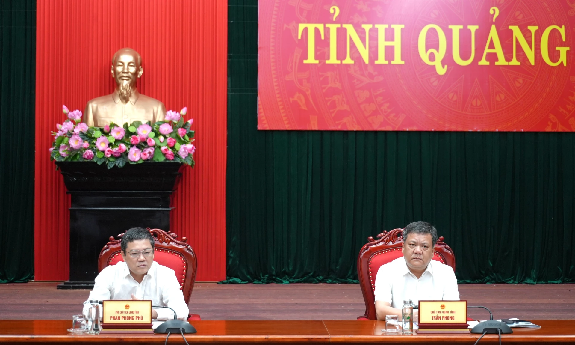 Chủ tịch UBND tỉnh Trần Phong và Phó Chủ tịch UBND tỉnh Phan Phong Phú dự hội nghị tại điểm cầu Quảng Trị - Ảnh: Trung Đức