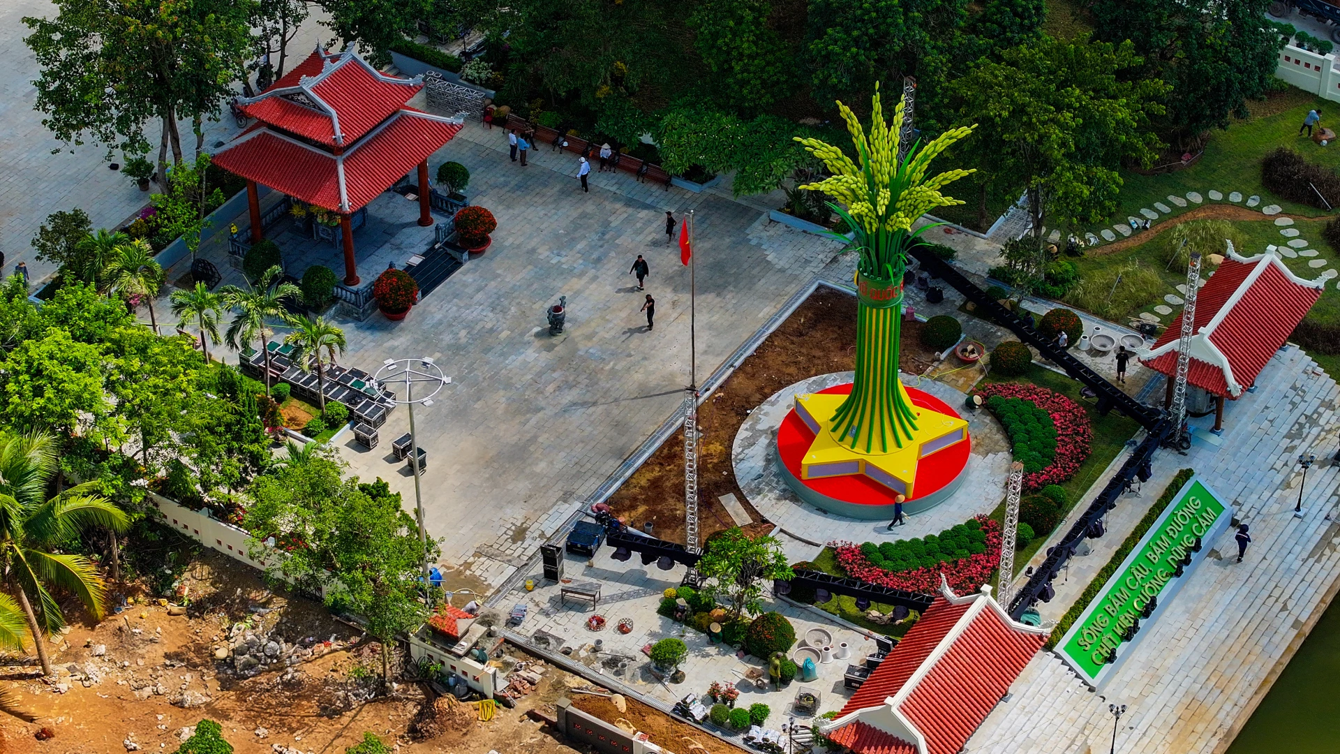 Nhà bia tưởng niệm 16 TNXP tại Bến phà II Long Đại