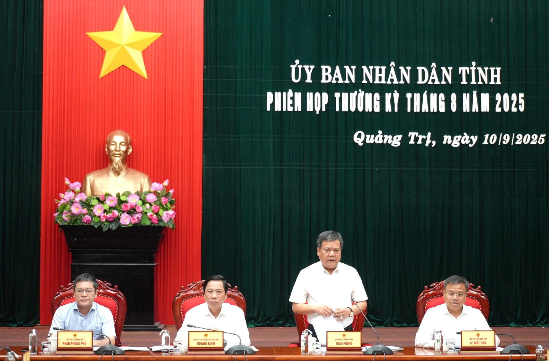 Chủ tịch UBND tỉnh Trần Phong và các Phó Chủ tịch UBND tỉnh chủ trì phiên họp - Ảnh: Trung Đức
