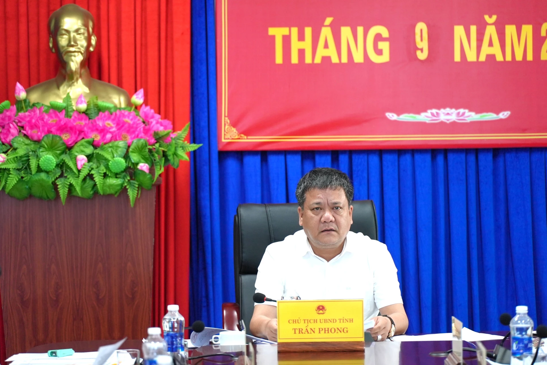 Chủ tịch UBND tỉnh Trần Phong chủ trì phiên tiếp công dân - Ảnh: Trung Đức