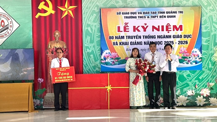 Phó Chủ tịch Thường trực UBMTTQ Việt Nam tỉnh Đào Mạnh Hùng dự khai giảng năm học mới