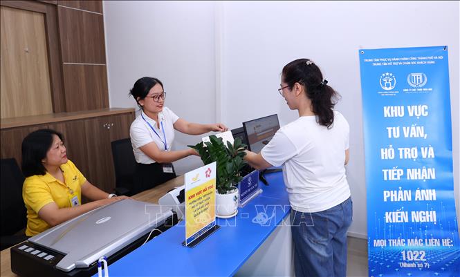 Người dân đến làm thủ tục hành chính tại phường Tây Hồ, thành phố Hà Nội. Ảnh: Văn Điệp/TTXVN