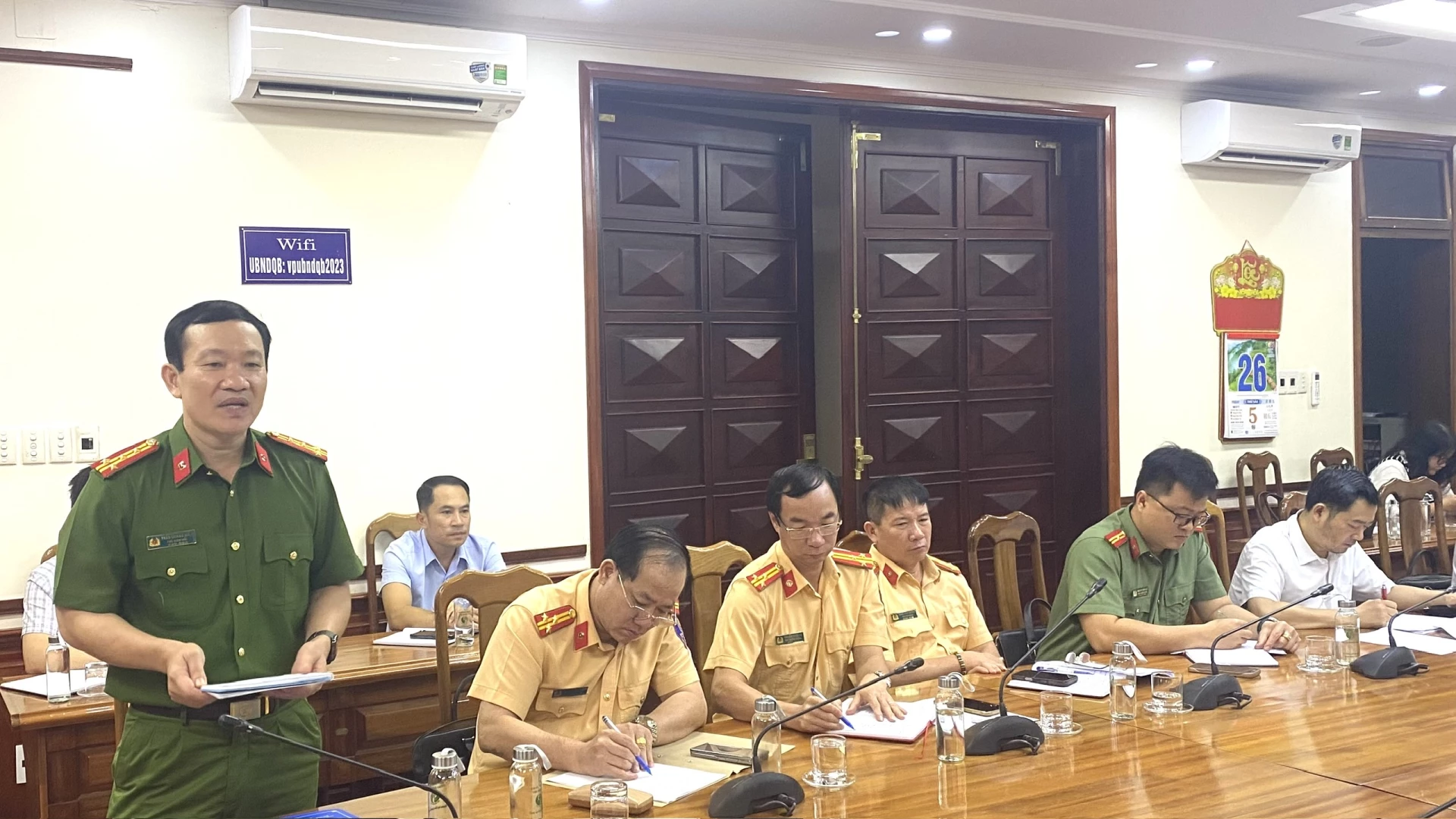 Lãnh đạo Công an tỉnh báo cáo tại cuộc họp -Ảnh: N.L
