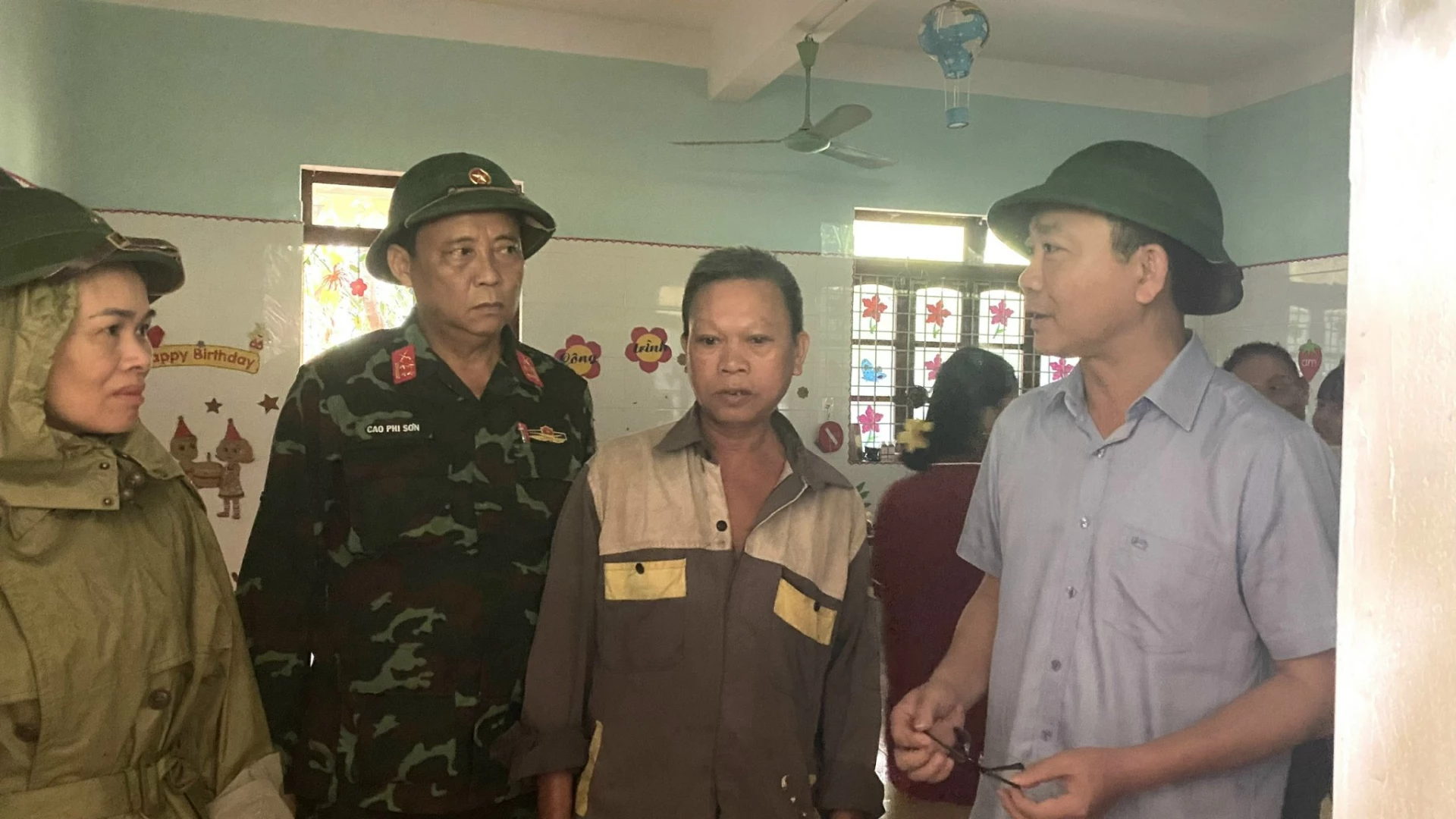 Đồng chí Hoàng Xuân Tân thăm hỏi bà con ở điểm di dân thôn Đồng Lâm xã Tuyên Phú - Ảnh: Nguyễn Loan