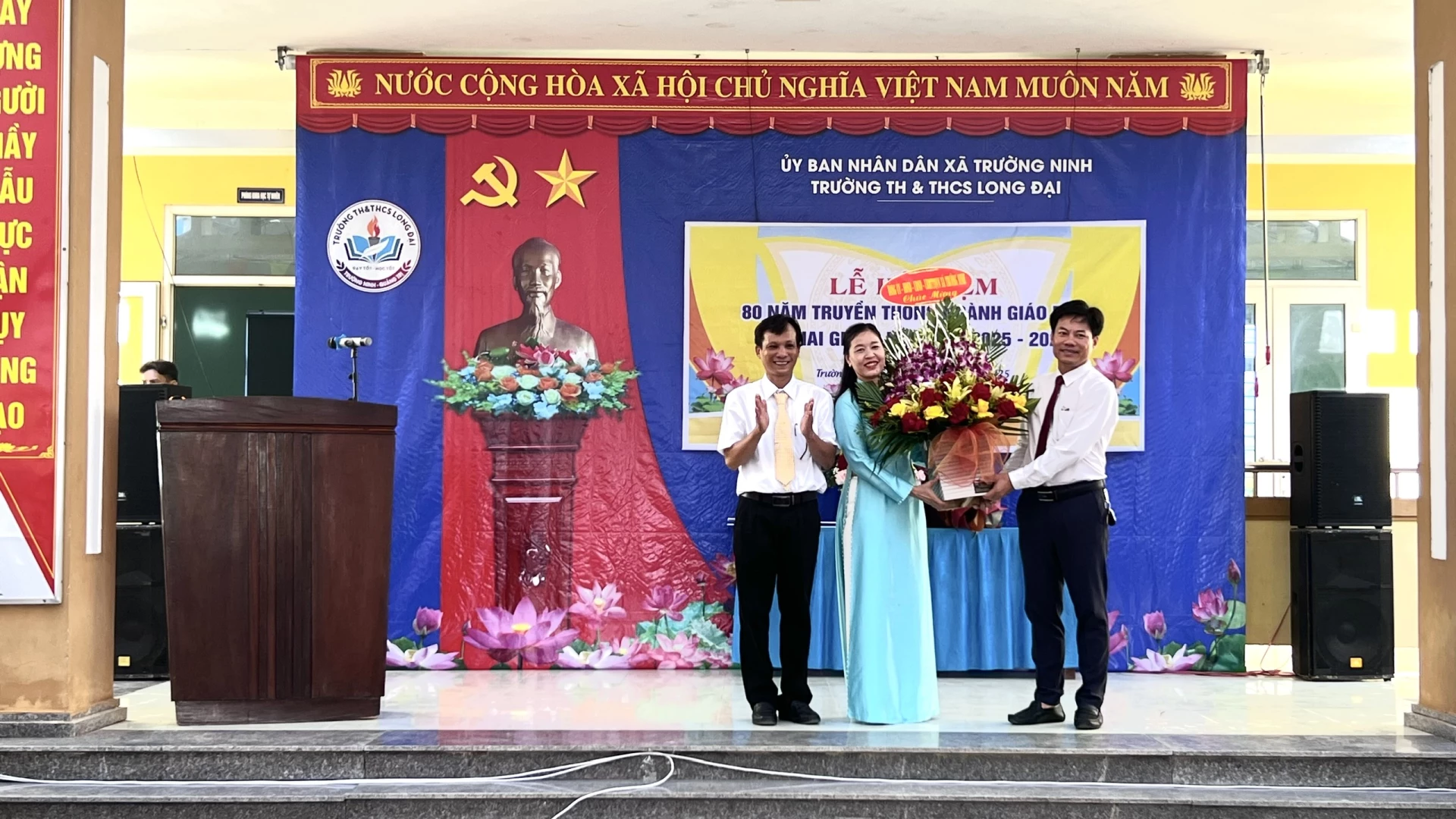 Đồng chí Trương Ngọc Quý – Chủ tịch UBND xã Trường Ninh, tỉnh Quảng Trị tặng hoa chúc mừng Trường TH&THCS Long Đại