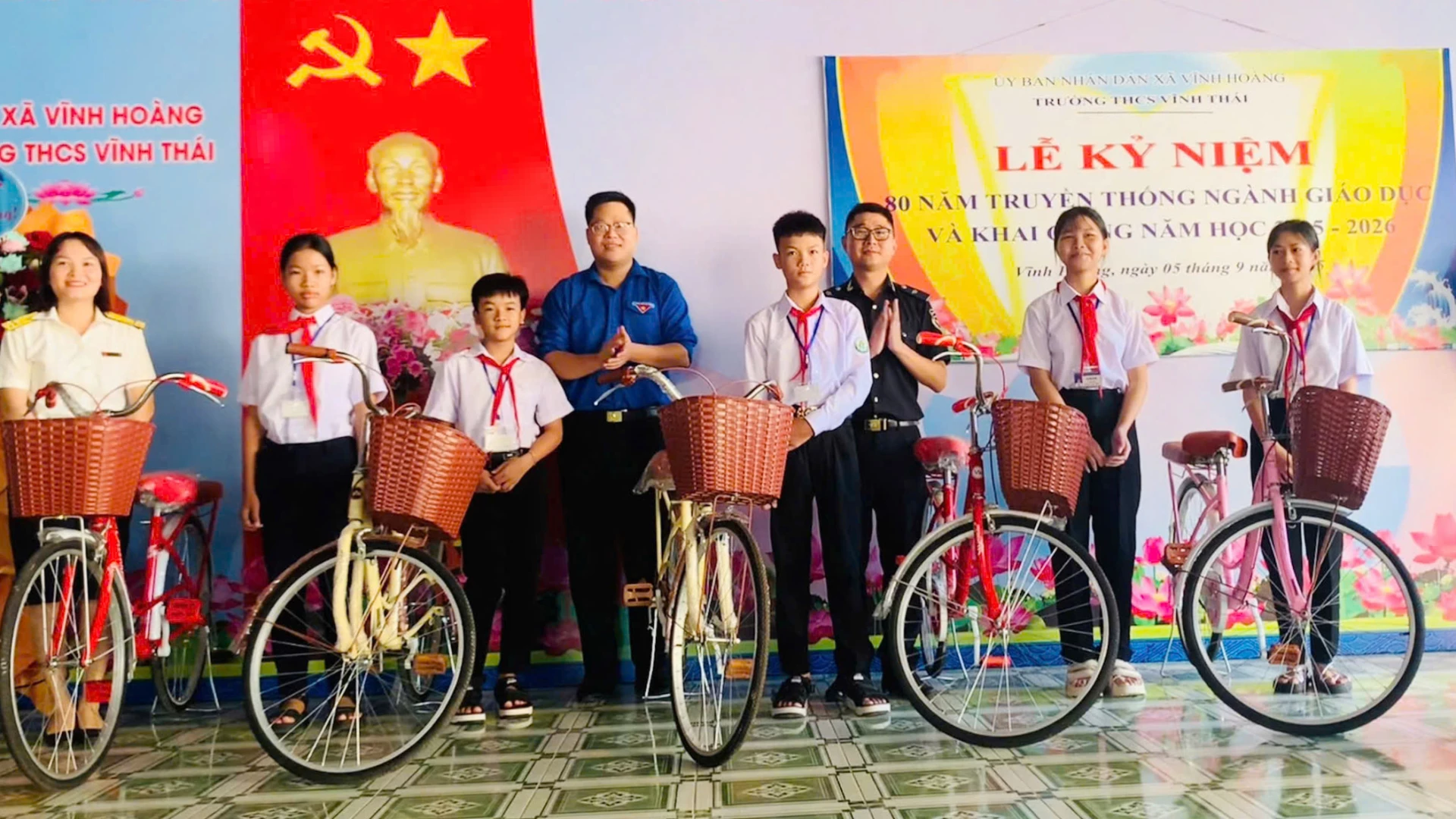 Tặng xe đạp cho các học sinh có hoàn cảnh khó khăn của Trường THCS Vĩnh Thái - Ảnh: LM