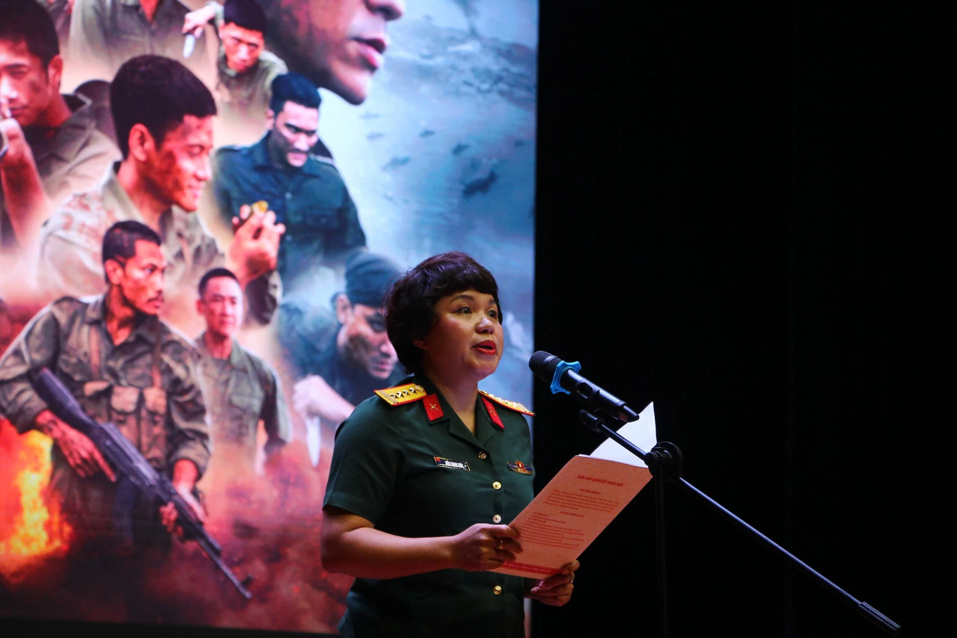 Đại tá Kiều Thanh Thúy, Phó giám đốc Điện ảnh Quân đội nhân dân, Giám đốc sản xuất phim “Mưa đỏ” phát biểu trước buổi chiếu - Ảnh: H.N