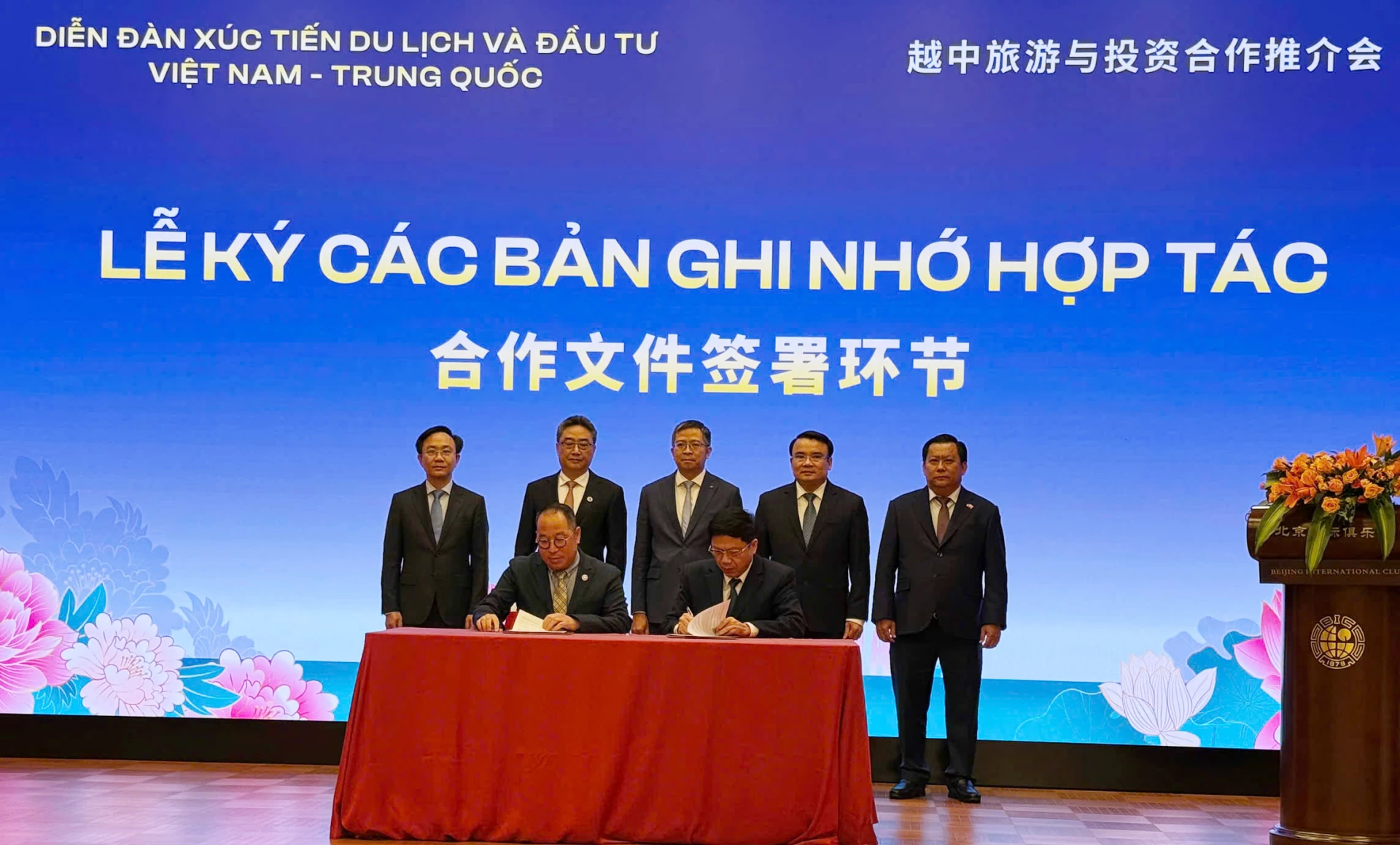 Đại diện lãnh đạo Sở Ngoại vụ tỉnh Quảng Trị và Hội đồng Doanh nghiệp Việt-Trung 2025 ký bản ghi nhớ hợp tác về thương mại và đầu tư - Ảnh: M.T
